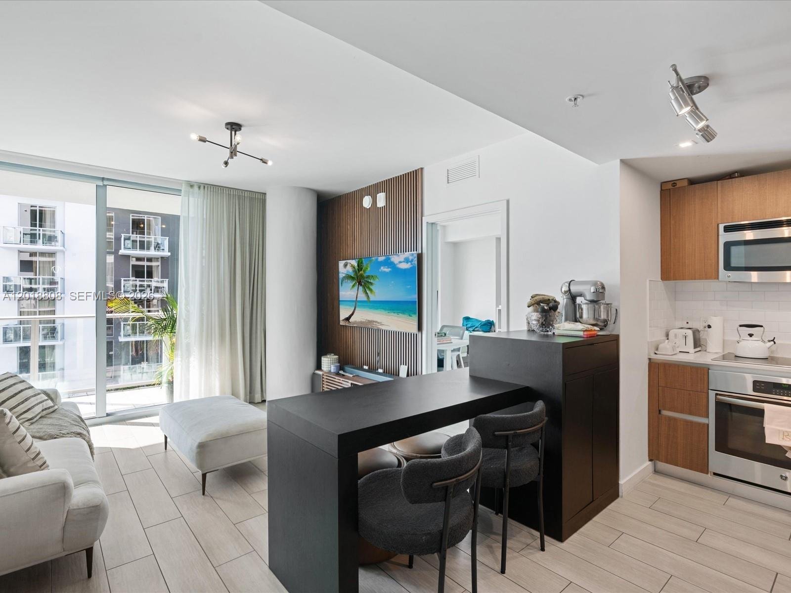 712 — Canvas Miami